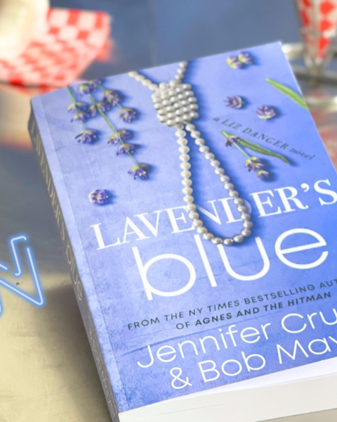 Lavender’s Blue, romance contemporaine small town, mis en scène dans une ambiance diner avec néon 24 HRS OPEN pour la fiction d’avril.