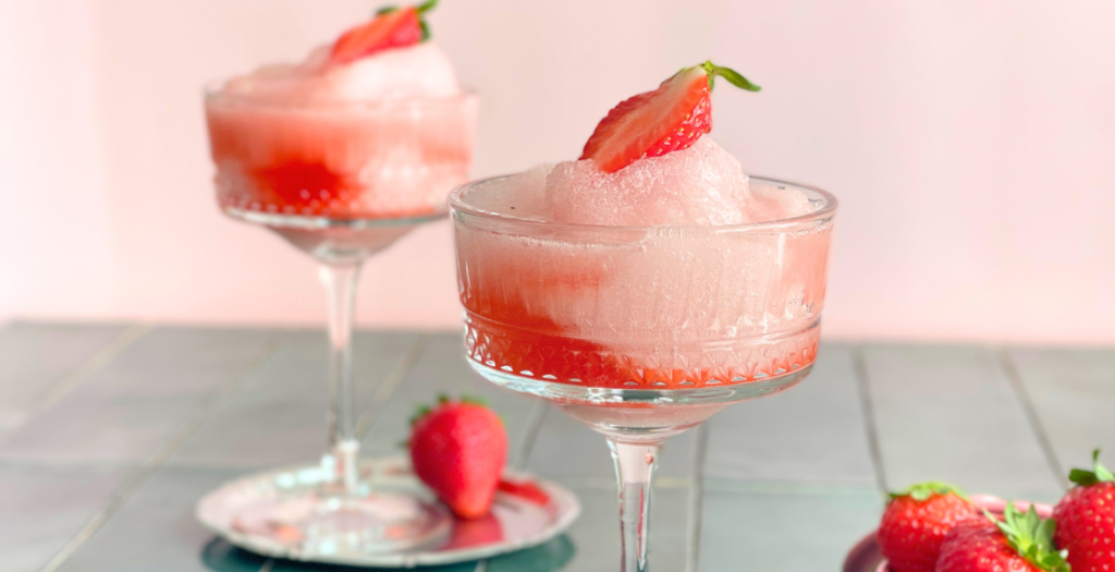 Slushy à la fraise maison servi en coupes, recette fraîche et estivale disponible sur le blog Deliciously Home