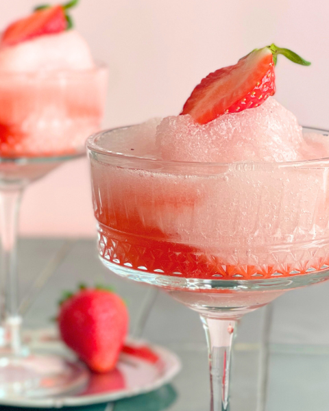 Slushy à la fraise maison servi en coupes, recette fraîche et estivale disponible sur le blog Deliciously Home