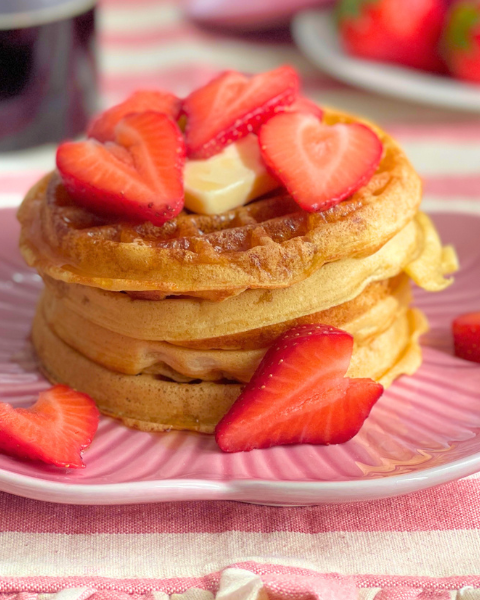 Gaufres belges à préparer la veille, servies avec fraises et beurre, recette disponible sur le blog Deliciously Home