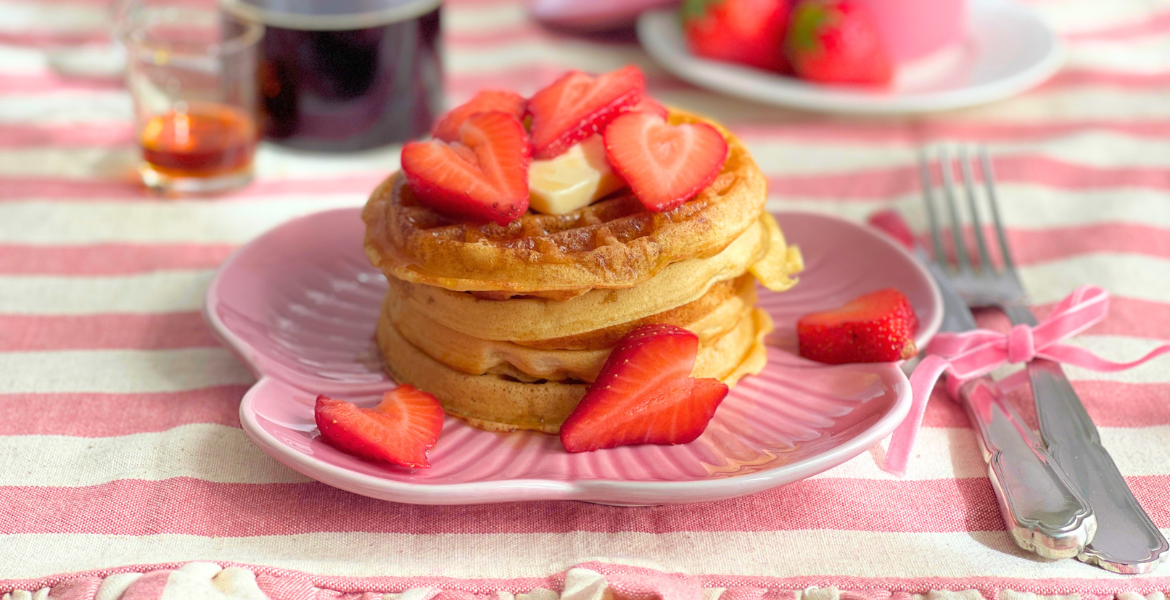 Gaufres belges à préparer la veille, servies avec fraises et beurre, recette disponible sur le blog Deliciously Home