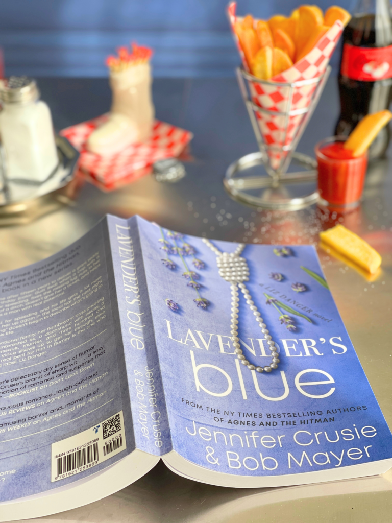Lavender’s Blue de Jennifer Crusie et Bob Mayer mis en scène dans un décor de diner américain évoquant le Red Box Diner de Burney, Ohio. Sélection lecture d’avril Deliciously Home.