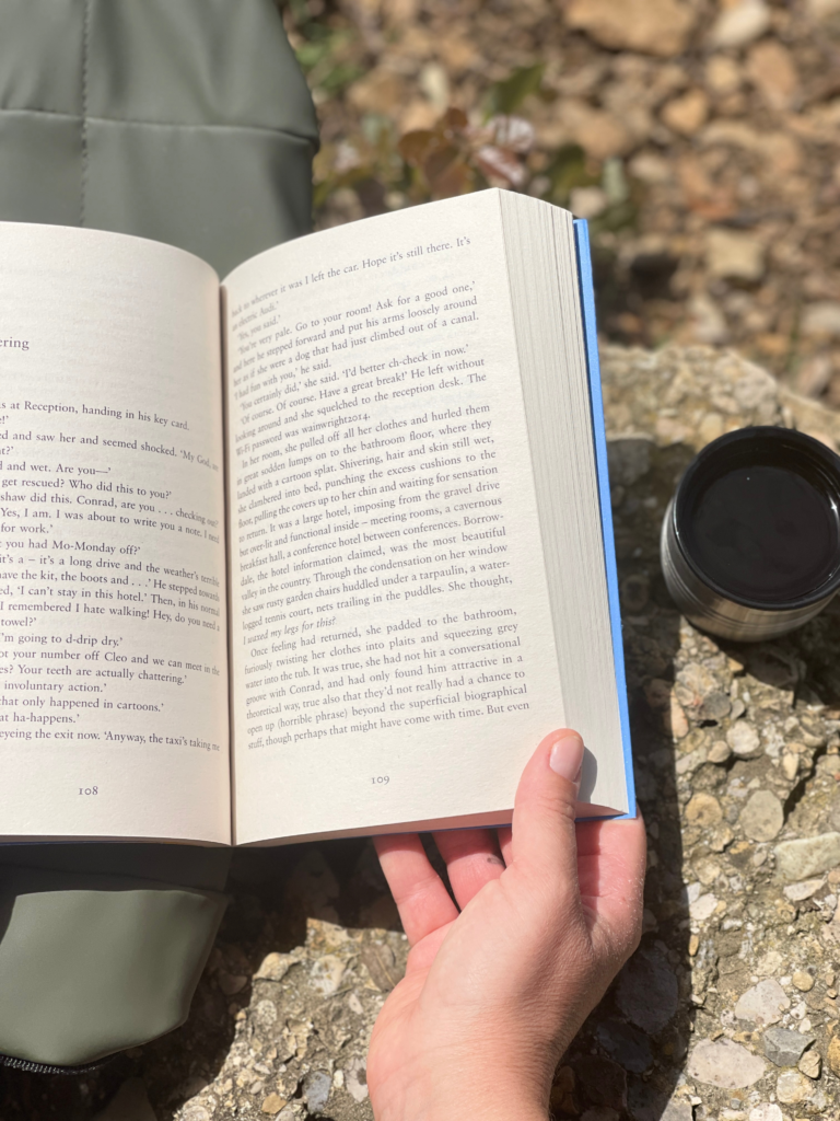 lecture fiction you are here david nicholls deliciouslyhome article4 Moment lecture en extérieur avec You Are Here de David Nicholls, livre ouvert accompagné d’un café – instant lecture Deliciously Home
