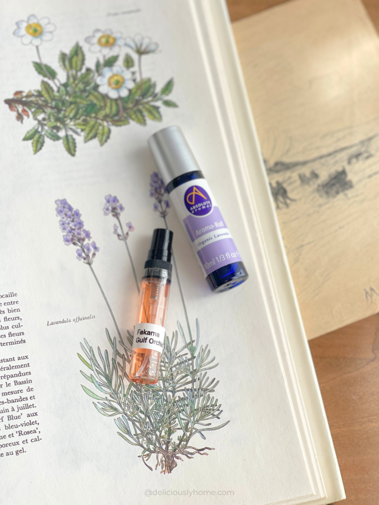 Parfum Fakhama échantillon avec roll-on de lavande sur livre botanique, signature olfactive de mars sur Deliciously Home, parfum gourmand floral