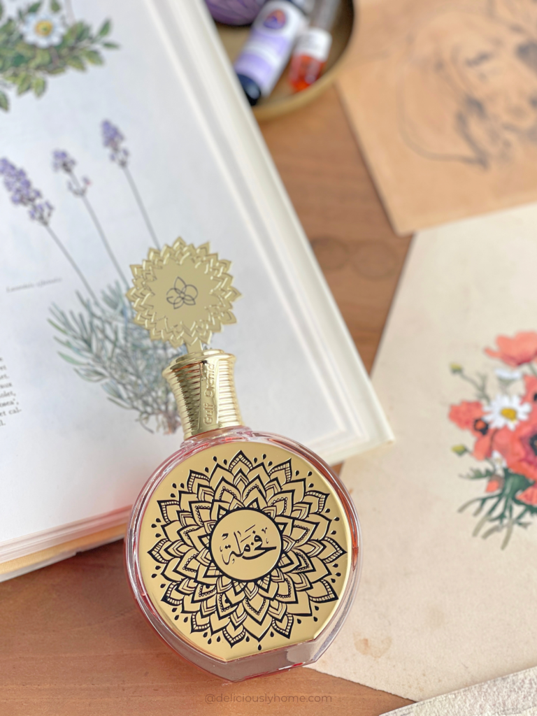 Parfum Fakhama Maison Asrar sur fond botanique, signature olfactive mars Deliciously Home, parfum gourmand floral inspiré de Love Don’t Be Shy