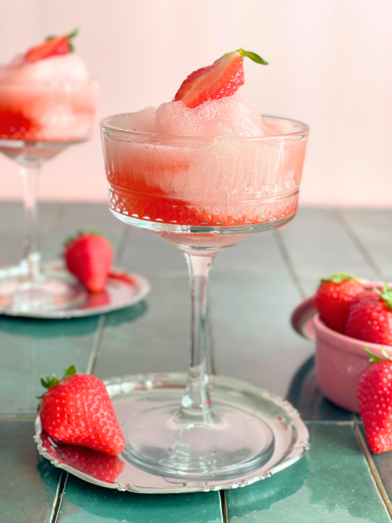 Slushie à la fraise maison en coupe élégante, boisson estivale facile disponible sur le blog Deliciously Home