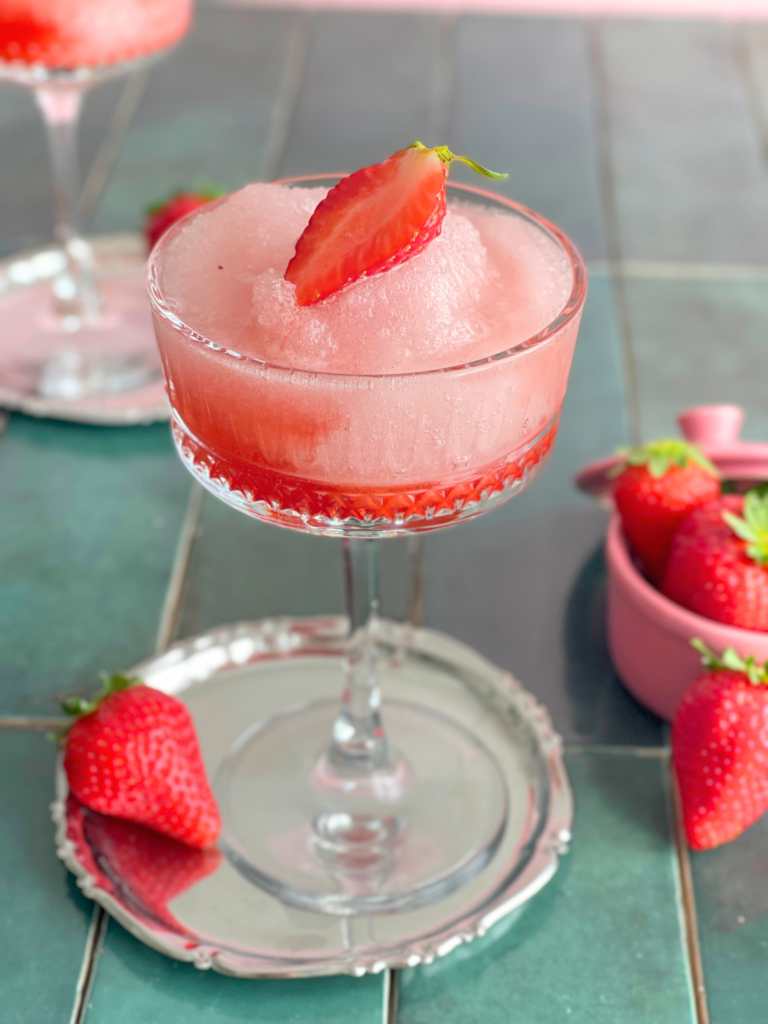 Slushie à la fraise maison avec texture glacée et lisse, recette de boisson fraîche à retrouver sur Deliciously Home