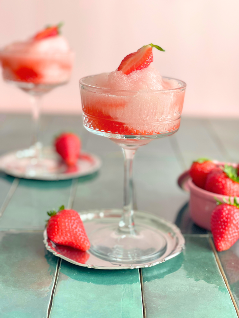 Slushie fraise maison servi en coupe avec fraises fraîches, boisson glacée disponible sur le blog Deliciously Home
