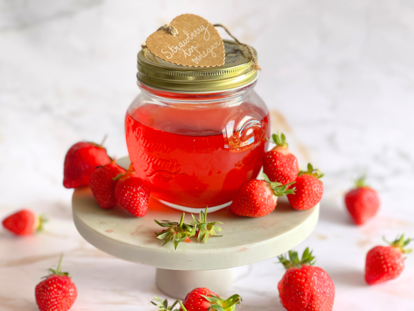 Vinaigre de fraises zéro déchet obtenu par fermentation des parures, méthode économique et écologique pour valoriser les restes de fruits en cuisine maison sur notre blog Deliciously Home.