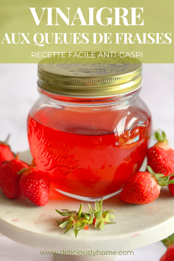 Vinaigre de parures de fraises facile à réaliser, à partir des parties supérieures des fraises habituellement jetées. Une recette économique et écologique pour produire un vinaigre maison parfumé grâce à la fermentation naturelle à découvrir sur Deliciously Home.