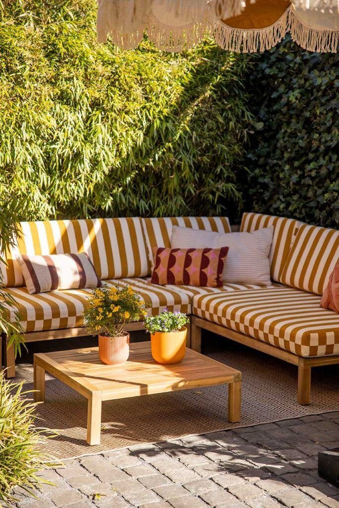 amenagement coin cosy jardin rayures - Deliciously Home