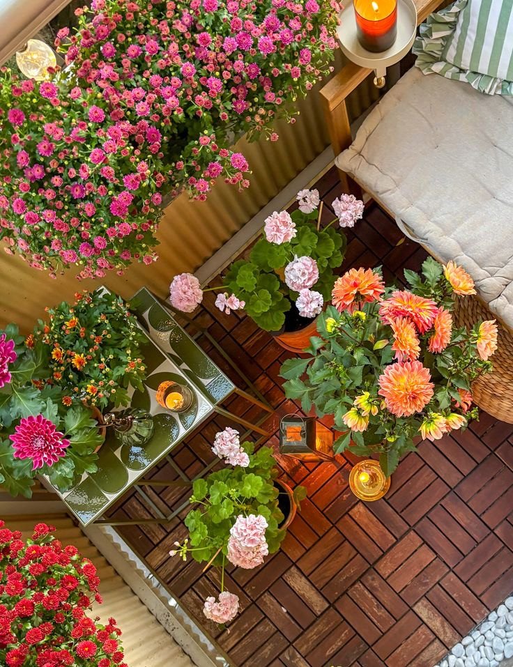 amenagement sol balcon fleurs - Deliciously Home