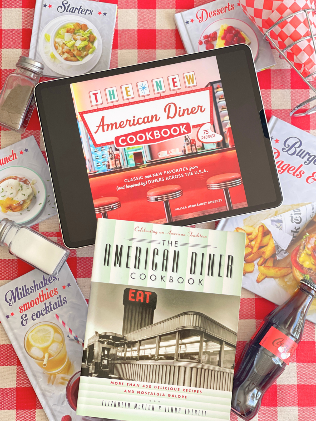 Sélection de livres de cuisine issue de l’article Plonger dans l’univers des diners américains : notre sélection de livres de cuisine sur Deliciously Home, illustrant une immersion dans cet univers culinaire après la lecture de Lavender’s Blue, entre esthétique rétro et recettes emblématiques.