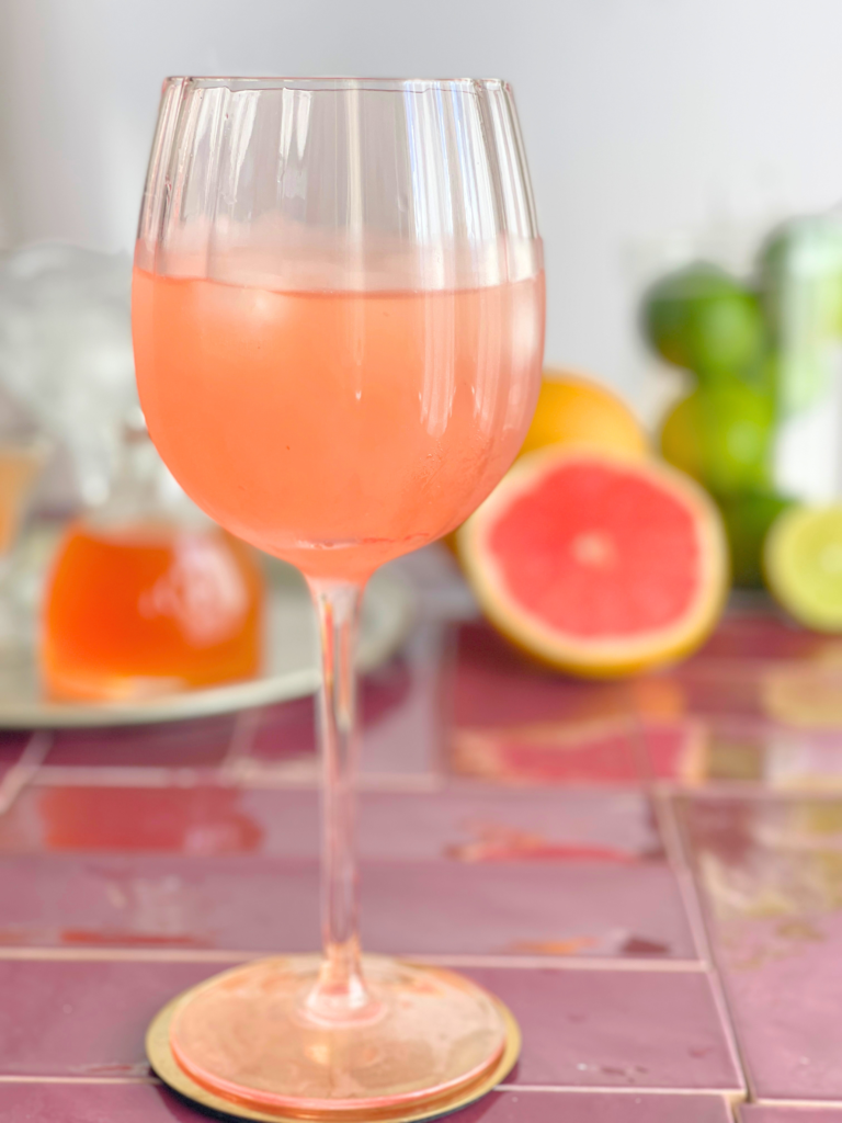 cocktail aperitif rose pamplemousse deliciouslyhome article2 Cocktail au rosé et pamplemousse parfait pour un apéritif estival sur Deliciously Home.