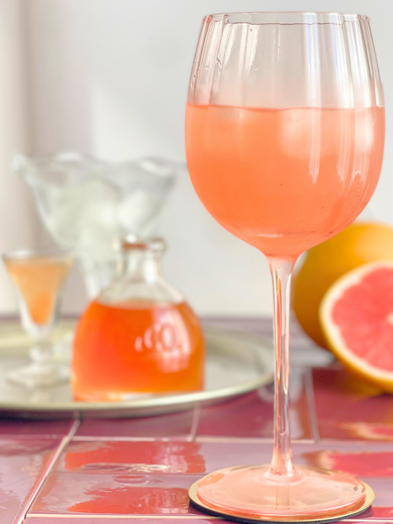 cocktail aperitif rose pamplemousse deliciouslyhome article3 Recette de cocktail rosé pamplemousse aux notes fruitées et acidulées sur Deliciously Home.