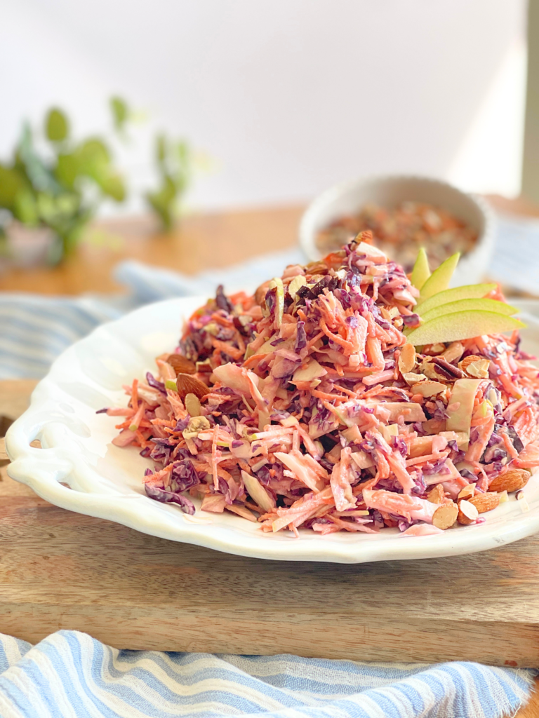 Salade de coleslaw crémeuse au yaourt grec avec pommes Granny Smith et noix grillées. Une recette de saison disponible sur Deliciously Home.