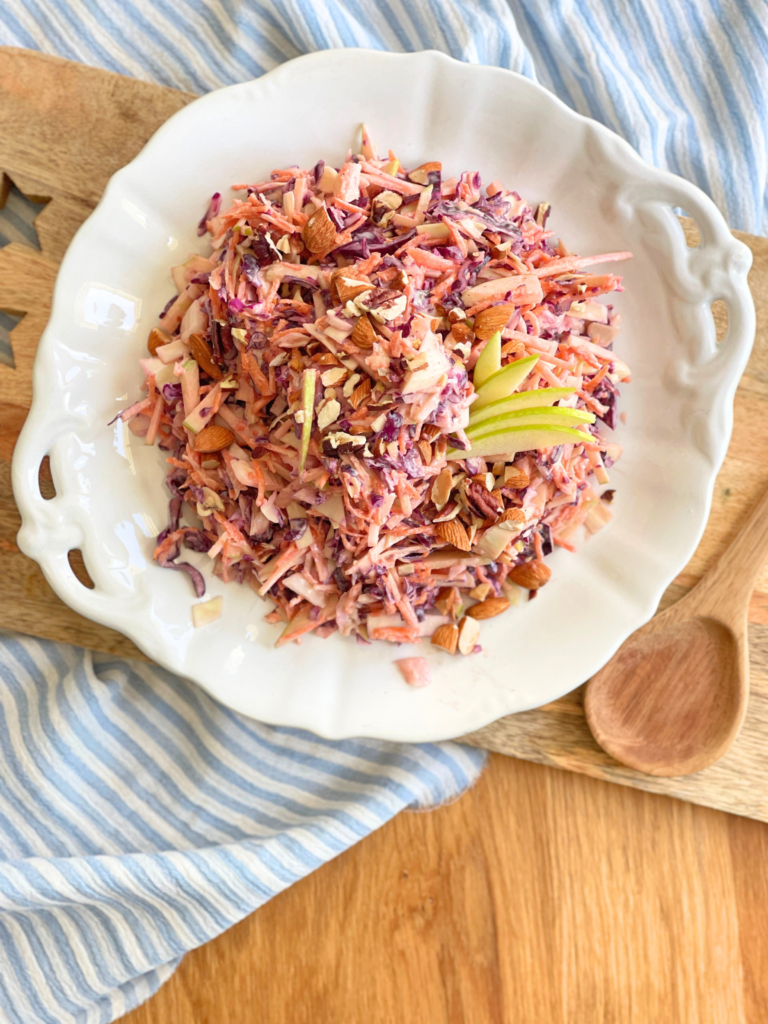 Coleslaw printanier coloré au chou rouge et blanc avec sauce légère et noix torréfiées. Retrouvez cette recette sur Deliciously Home.