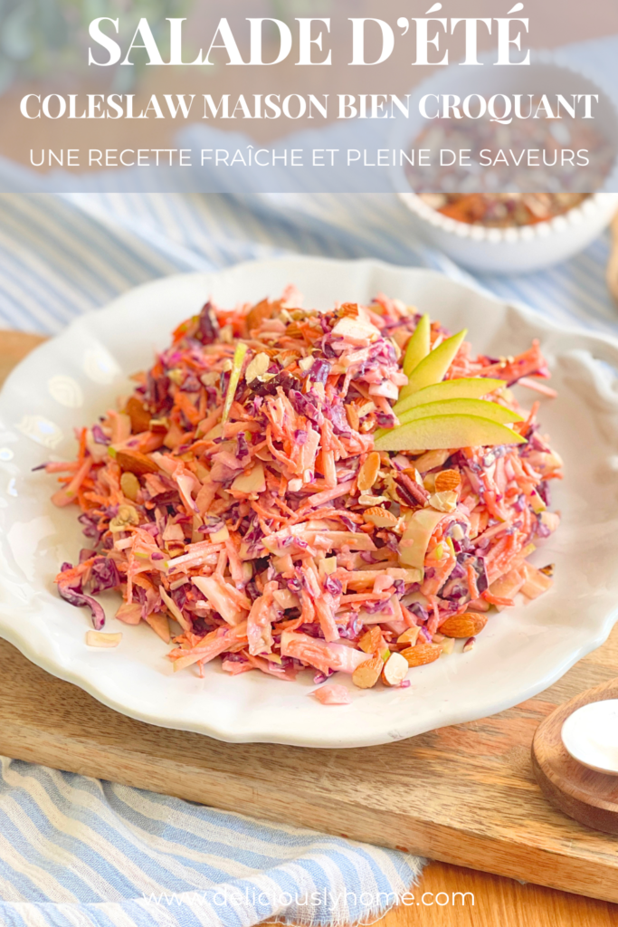 Ce coleslaw maison mêle chou croquant, pommes Granny Smith et noix grillées dans une sauce crémeuse légère. Retrouvez la recette complète sur Deliciously Home.