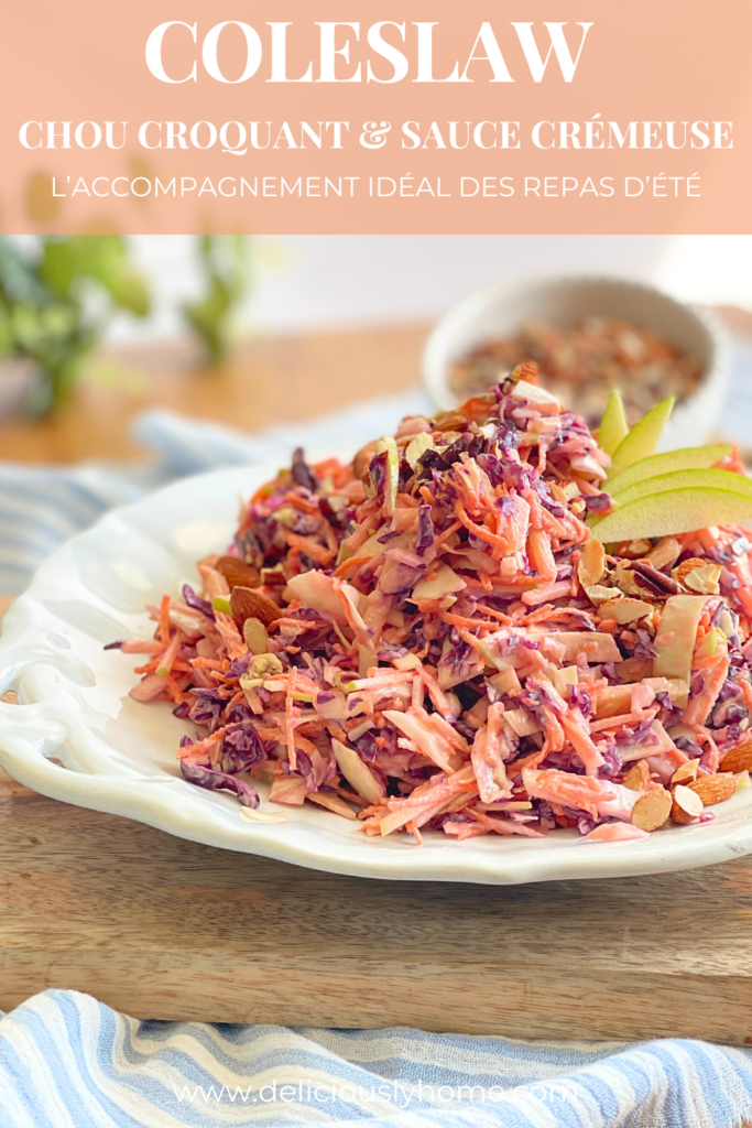 Une salade de coleslaw fraîche et colorée avec chou rouge, carottes et amandes torréfiées pour les repas de printemps et d’été. Découvrez la recette sur Deliciously Home.