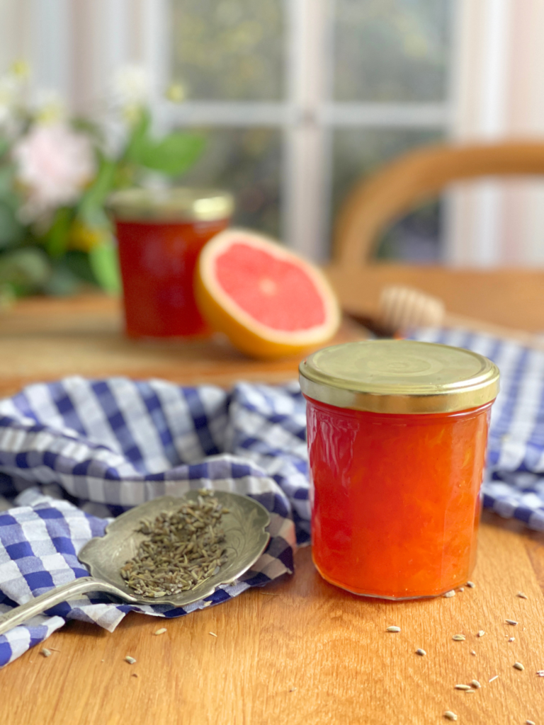 Cette confiture de pamplemousse au miel de lavande développée pour Deliciously Home associe fraîcheur des agrumes, rondeur du miel et parfum floral délicat de la lavande.