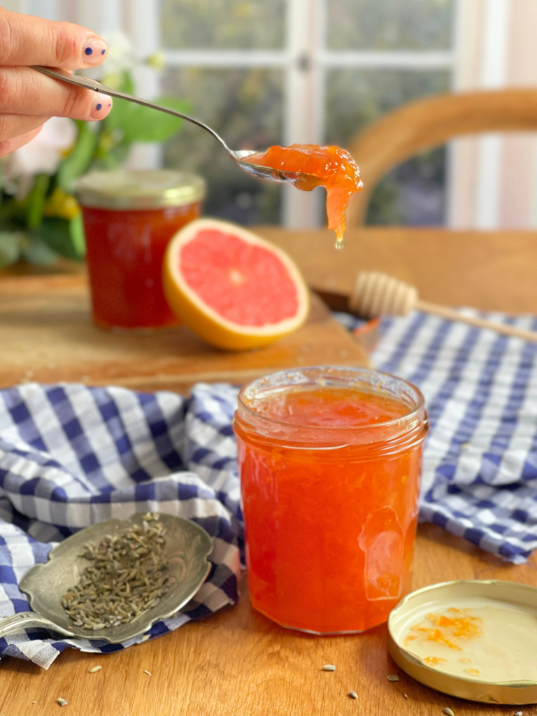 Texture brillante et morceaux fondants de cette confiture de pamplemousse au miel de lavande, une recette Deliciously Home pensée pour préserver la fraîcheur du pamplemousse et les arômes floraux de la lavande.