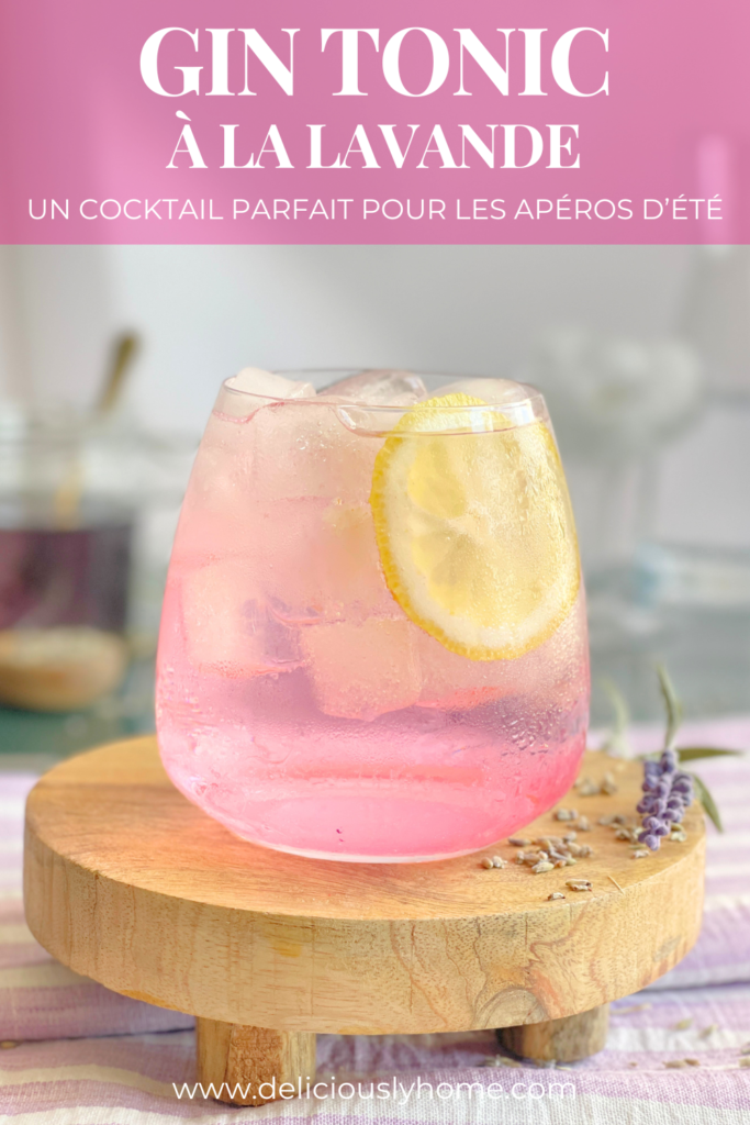 Cocktail gin tonic lavande aux nuances rosées servi avec du citron frais et beaucoup de glaçons. Une version florale et botanique du gin tonic proposée par Deliciously Home.