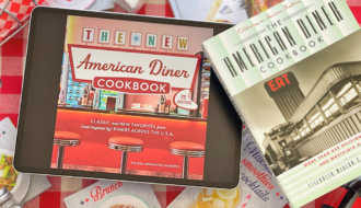 Mise en scène des livres choisis dans la bibliothèque culinaire Deliciously Home autour des diners américains, prolongeant une envie d’explorer leur histoire, leurs codes et leur cuisine après la lecture de Lavender's Blue.