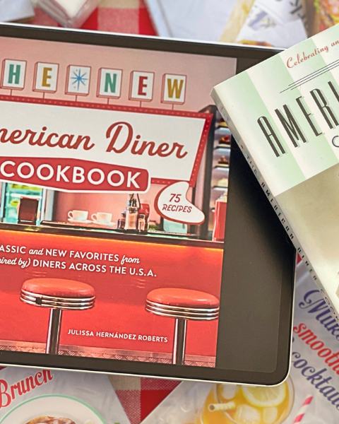 Mise en scène des livres choisis dans la bibliothèque culinaire Deliciously Home autour des diners américains, prolongeant une envie d’explorer leur histoire, leurs codes et leur cuisine après la lecture de Lavender's Blue.