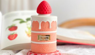 Strawberry Tres Leches d’Arabiyat Sugar présenté en visuel principal sur DeliciouslyHome, notre signature parfumée d’avril, avec un avis complet et une description détaillée des notes olfactives du parfum, entre fraise, lait et accords gourmands.