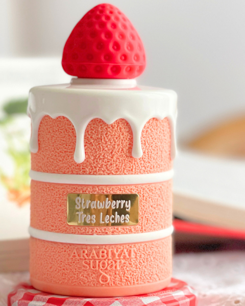 Strawberry Tres Leches d’Arabiyat Sugar présenté en visuel principal sur DeliciouslyHome, notre signature parfumée d’avril, avec un avis complet et une description détaillée des notes olfactives du parfum, entre fraise, lait et accords gourmands.