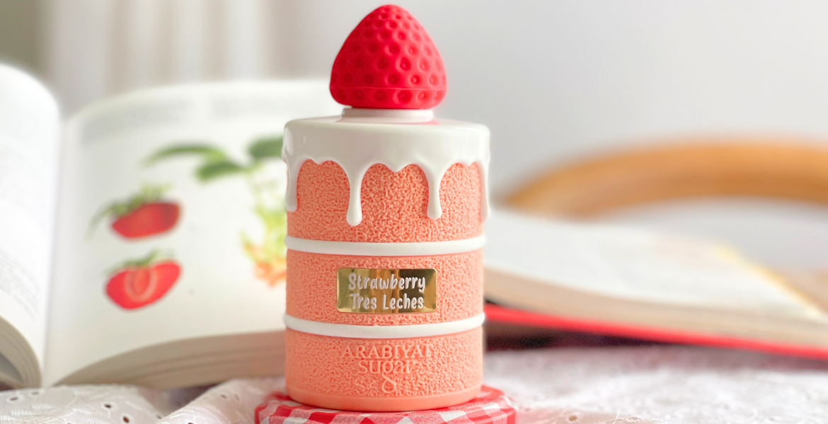 Strawberry Tres Leches d’Arabiyat Sugar présenté en visuel principal sur DeliciouslyHome, notre signature parfumée d’avril, avec un avis complet et une description détaillée des notes olfactives du parfum, entre fraise, lait et accords gourmands.