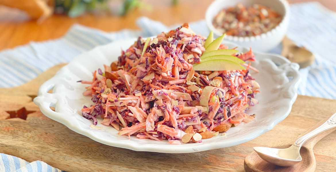 Coleslaw printanier au chou rouge, pommes Granny Smith et noix grillées dans une sauce crémeuse légère. Une recette fraîche à découvrir sur Deliciously Home.