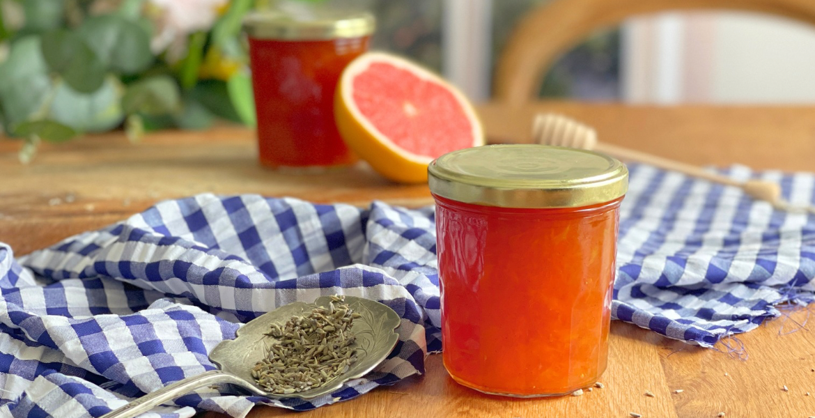 Confiture de pamplemousse au miel de lavande maison à la couleur orange ambré lumineuse, une recette Deliciously Home autour des agrumes, du miel et des notes florales de lavande.