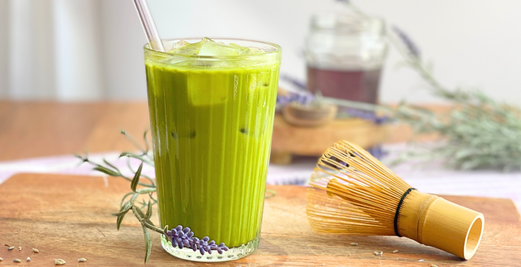 Matcha latte glacé à la lavande servi avec lait végétal et glaçons. Une boisson estivale fraîche et crémeuse réalisée par Deliciously Home.