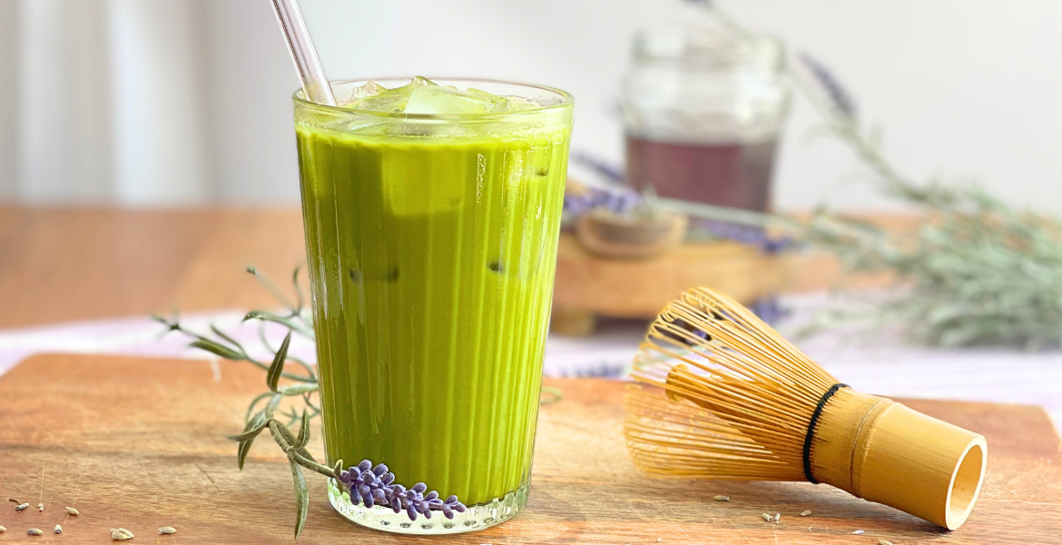 Matcha latte glacé à la lavande servi avec lait végétal et glaçons. Une boisson estivale fraîche et crémeuse réalisée par Deliciously Home.