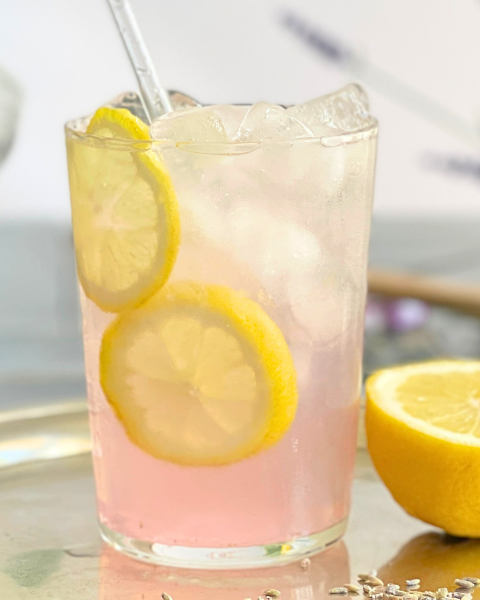 Limonade citron lavande glacée préparée avec un sirop de lavande maison. Une boisson fraîche et parfumée proposée par Deliciously Home.