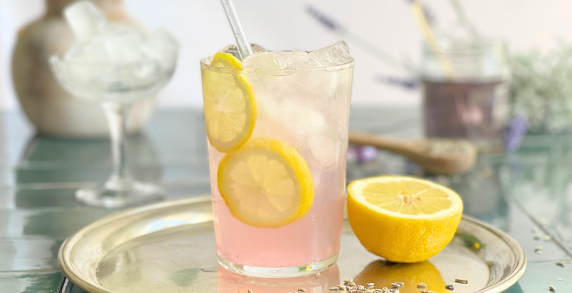 Limonade citron lavande glacée préparée avec un sirop de lavande maison. Une boisson fraîche et parfumée proposée par Deliciously Home.