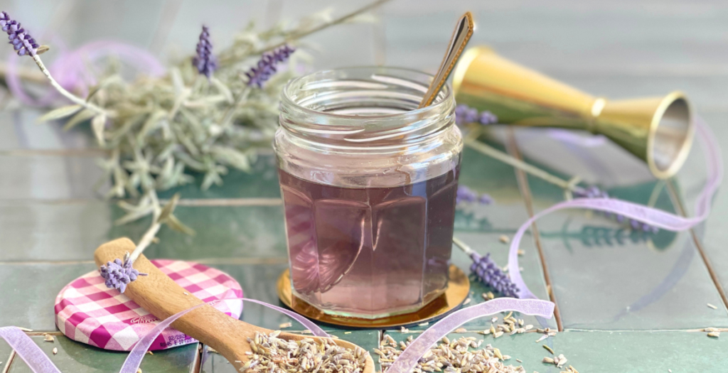 Sirop de lavande maison délicatement parfumé avec fleurs séchées. Retrouvez la recette sur Deliciously Home.