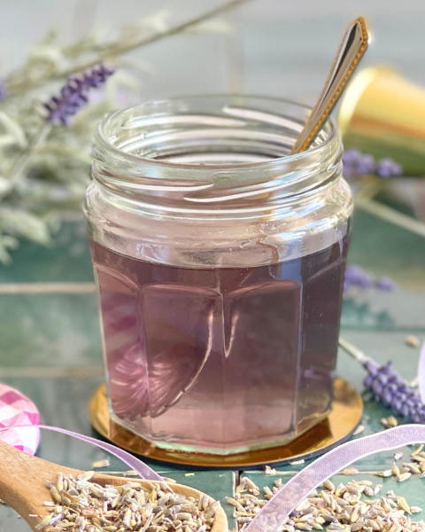 Sirop de lavande maison délicatement parfumé avec fleurs séchées. Retrouvez la recette sur Deliciously Home.