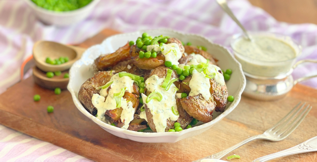 Salade printanière de smashed potatoes croustillantes, sauce ranch maison et petits pois frais. Retrouvez la recette complète sur Deliciously Home.