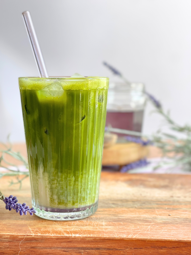 Matcha latte lavande glacé aux couches vertes et crémeuses préparé avec notre sirop de lavande maison. Une boisson rafraîchissante proposée par Deliciously Home.