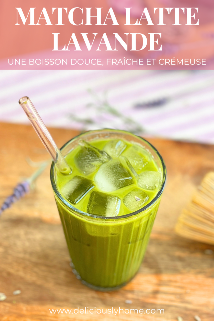 Iced matcha latte à la lavande et lait végétal servi sur glaçons. Une recette florale et rafraîchissante signée Deliciously Home pour les matinées d’été.