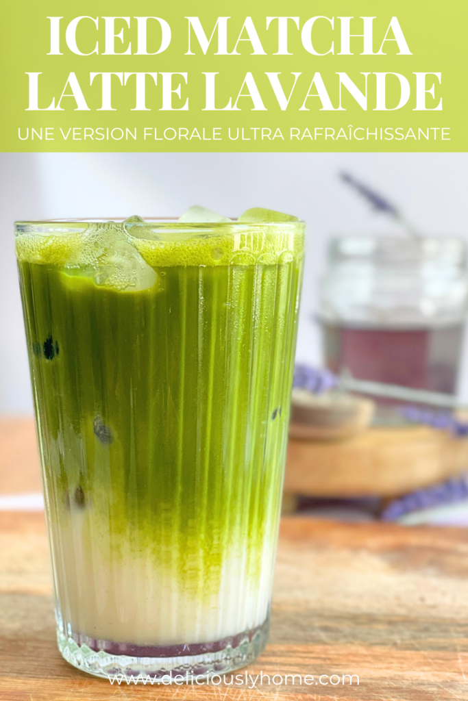 Verre de matcha latte lavande glacé préparé avec notre sirop de lavande maison. Une boisson fraîche, crémeuse et estivale imaginée par Deliciously Home.
