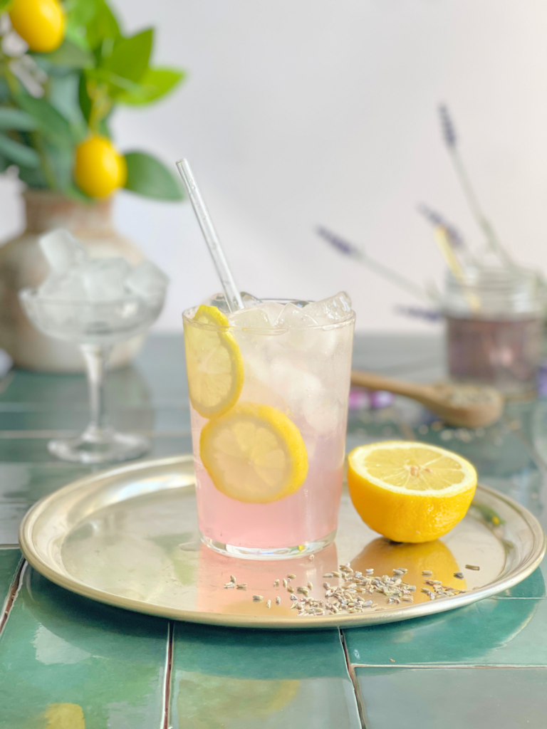 Limonade à la lavande maison servie avec des rondelles de citron frais et beaucoup de glaçons. Une boisson estivale rafraîchissante imaginée par Deliciously Home.