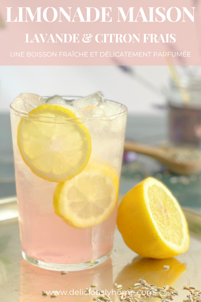 Verre de limonade maison à la lavande et citron frais préparé avec notre sirop de lavande. Une recette douce et rafraîchissante signée Deliciously Home.