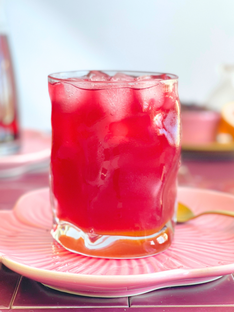 Boisson estivale hibiscus et pamplemousse rose servie très fraîche. Recette complète sur Deliciously Home.