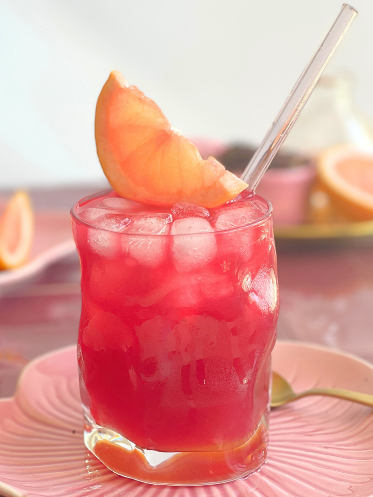 thé glacé glacé hibiscus pamplemousse rose servi avec beaucoup de glaçons. Retrouvez la recette sur Deliciously Home.