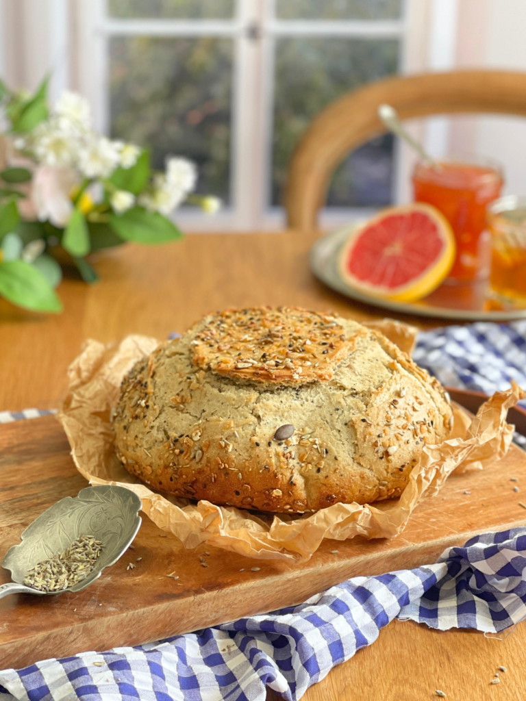 Ce pain au miel de lavande et graines toastées de Deliciously Home illustre tout ce que nous aimons dans les recettes inspirées des étés en Provence : une croûte dorée, des graines toastées et un parfum floral subtil.