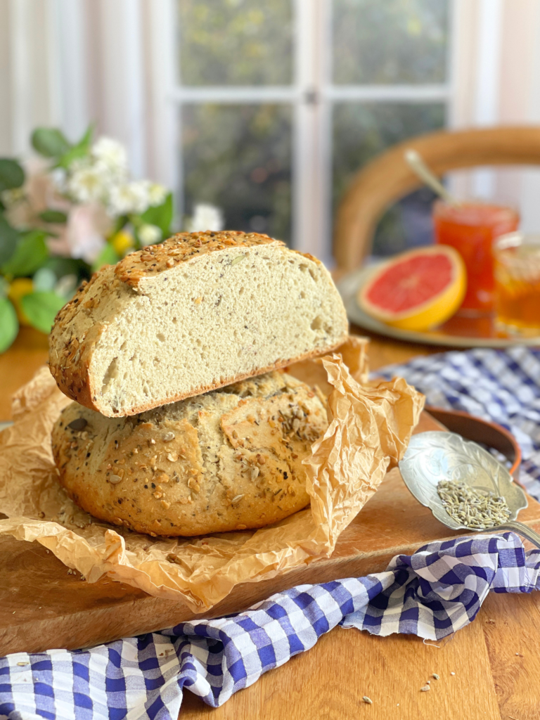 La mie de ce pain au miel de lavande et graines toastées réalisé pour Deliciously Home révèle une texture légère et moelleuse obtenue grâce à une fermentation lente et une cuisson en cocotte.