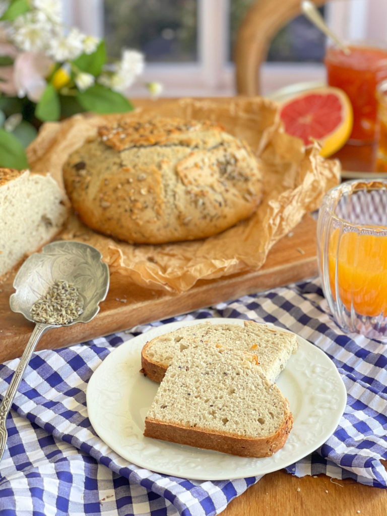 Servi au petit déjeuner ou au goûter, ce pain au miel de lavande et graines toastées de Deliciously Home accompagne parfaitement les confitures d’agrumes et les recettes estivales inspirées de la Provence.